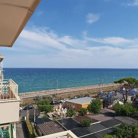 Casa Lungo Mare Apartment *